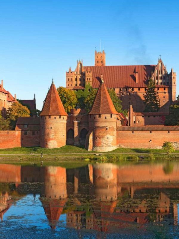 panorama zamku z zewnątrz Monumentalna ceglana warownia – potęga średniowiecznego Zakonu Krzyżackiego.
